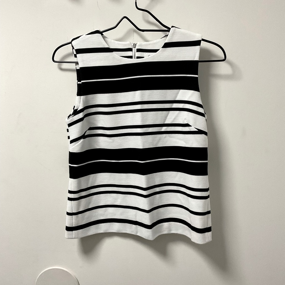 Striking Black & White Striped Ribbed Textured Sleeveless Shirt! - Picture 6 of 9